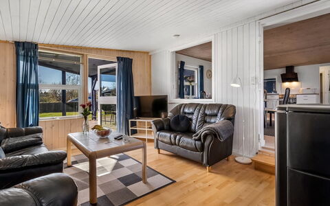 Nisse - 300M from the Sea: Træ, Møbel, Indretning, Loft, Etage, Gulvbelægning, Hjem, Couch, Stue, Værelse