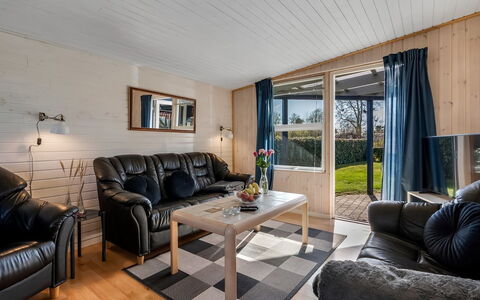 Nisse - 300M from the Sea: Træ, Møbel, Indretning, Loft, Gulvbelægning, Couch, Stue, Etage, Værelse