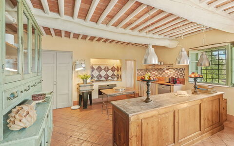 La Sorgente: Møbel, Køkken, Indretning, Cabinetry, Gulvbelægning, Countertop, Træ, Etage, Loft, Hjem