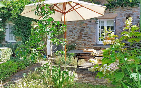 La Dolce Vita Brezhoneg: Paraply, Møbel, Blomsterkrukke, Udendørs Møbler, Stol, Skygge, Have, Udendørs Bord, Stueplante, Backyard