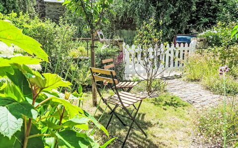 La Dolce Vita Brezhoneg: Møbel, Altan, Skygge, Have, Udendørs Møbler, Stol, Veranda, Gård, Landscaping, Backyard