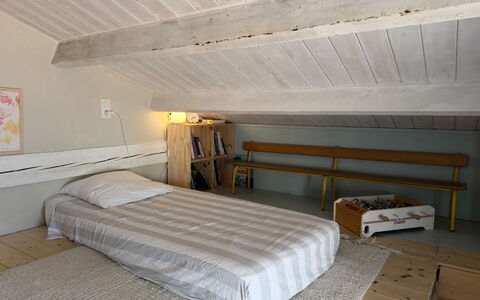 Altana: Soveværelse, Møbel, Seng, Gulvbelægning, Træ, Etage, Indretning, Loft, Værelse, Sengetøj