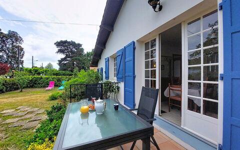 Maison des Bergers: Møbel, Altan, Skygge, Have, Udendørs Møbler, Stol, Veranda, Gård, Landscaping, Backyard