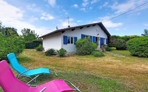 Maison des Bergers: Møbel, Altan, Skygge, Have, Udendørs Møbler, Stol, Veranda, Gård, Landscaping, Backyard