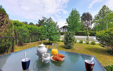 Maison des Bergers: Møbel, Altan, Skygge, Have, Udendørs Møbler, Stol, Veranda, Gård, Landscaping, Backyard