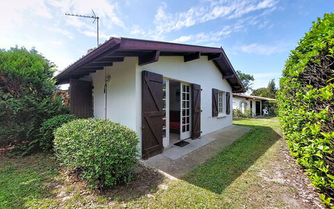 Gîte des Bergers: Møbel, Altan, Skygge, Have, Udendørs Møbler, Stol, Veranda, Gård, Landscaping, Backyard