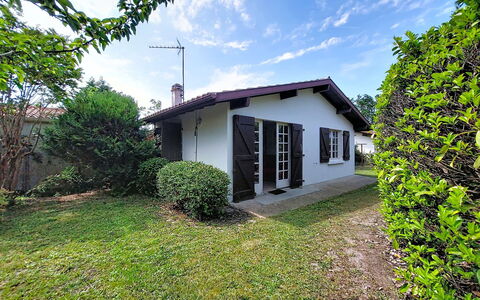 Gîte des Bergers: Møbel, Altan, Skygge, Have, Udendørs Møbler, Stol, Veranda, Gård, Landscaping, Backyard