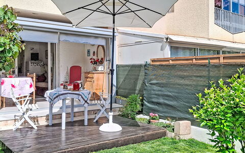 Les Marines: Møbel, Altan, Skygge, Have, Udendørs Møbler, Stol, Veranda, Gård, Landscaping, Backyard