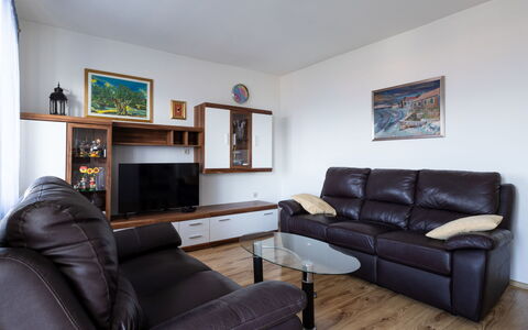Damjan: Møbel, Indretning, Gulvbelægning, Stol, Etage, Bord, Køkken & Spisebord, Skygge, Loft, Bejdse