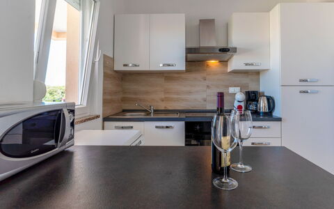 Rab Lopar 115: Køkken, Countertop, Indretning, Køkken Apparat, Møbel, Gulvbelægning, Større Bandage, Cabinetry, Etage, Køkkenvask