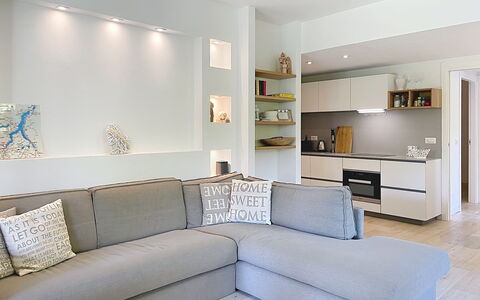 Jolanda: Møbel, Indretning, Gulvbelægning, Stol, Etage, Bord, Køkken & Spisebord, Skygge, Loft, Bejdse