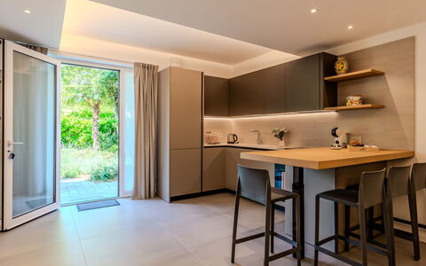 Renza: Møbel, Indretning, Gulvbelægning, Træ, Etage, Loft, Køkken, Countertop, Hjem, Køkken & Spisebord