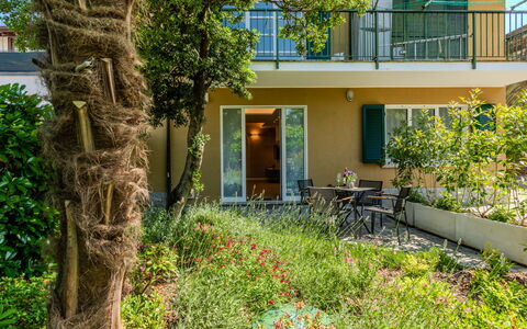 Renza: Busk, Hjem, Altan, Have, Skygge, Estate, Gård, Veranda, Landscaping, Villa