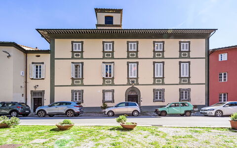 San Giovanni alla Vena: Møbel, Indretning, Gulvbelægning, Stol, Etage, Bord, Køkken & Spisebord, Skygge, Loft, Bejdse