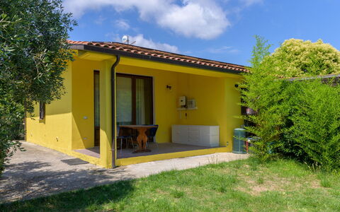 Cottage Girasole di Mare: Dør, Hjem, Sommerhus, Backyard, Have, Skygge, Gård, Lawn, Landscaping, Garden Bygninger