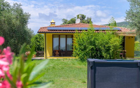 Cottage Girasole di Mare: Land Lot, Sommerhus, Have, Stuehus, Garden Bygninger, Estate, Lawn, Eco Hotel, Gård, Backyard