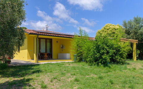 Cottage Girasole di Mare: Græs, Land Lot, Dør, Sommerhus, Have, Lawn, Backyard, Skygge, Stuehus