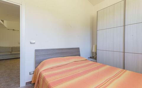 Cottage Girasole di Mare: Gulvbelægning, Indretning, Etage, Soveværelse, Træ, Seng, Loft, Værelse, Sengetøj, Sengetøj