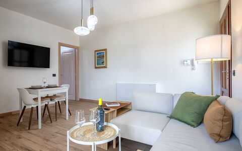 Marina di Sorso 5: Møbel, Indretning, Gulvbelægning, Etage, Træ, Loft, Værelse, Bord, Stue, Couch