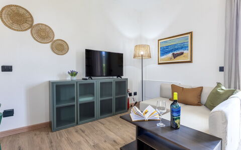 Marina di Sorso 5: Møbel, Indretning, Gulvbelægning, Couch, Etage, Træ, Værelse, Bord, Loft, Stue