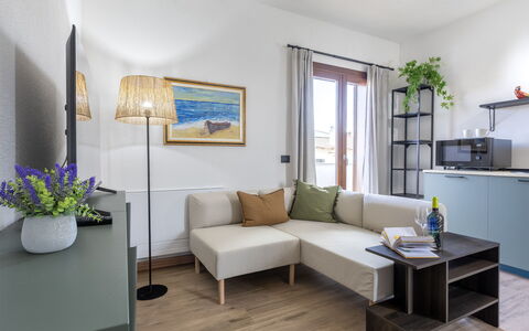 Marina di Sorso 5: Møbel, Indretning, Gulvbelægning, Etage, Træ, Couch, Bord, Værelse, Stue, Belysning