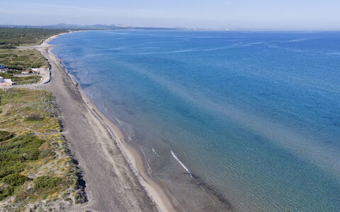 Marina di Sorso 5: Møbel, Indretning, Gulvbelægning, Stol, Etage, Bord, Køkken & Spisebord, Skygge, Loft, Bejdse