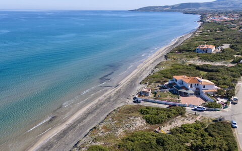 Marina di Sorso 5: Møbel, Indretning, Gulvbelægning, Stol, Etage, Bord, Køkken & Spisebord, Skygge, Loft, Bejdse