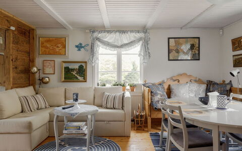 Grönadal: Møbel, Indretning, Couch, Gulvbelægning, Etage, Træ, Stue, Værelse, Bord, Loft