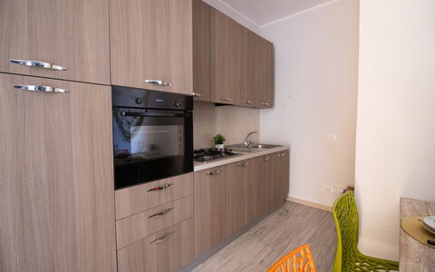Mediterranea'S House Otranto: Større Bandage, Træ, Gulvbelægning, Indretning, Køkken Apparat, Køkken, Cabinetry, Etage, Countertop, Værelse