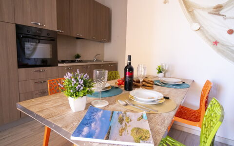 Mediterranea'S House Otranto: Møbel, Indretning, Gulvbelægning, Træ, Etage, Værelse, Textile, Belysning, Bord, Spisestue