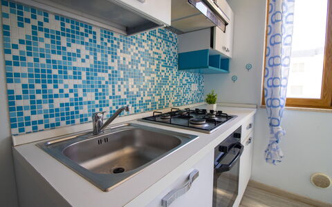 Mediterranea'S House Otranto: Køkken, Gulvbelægning, Indretning, Etage, Countertop, Køkkenvask, Større Bandage, Sanitærarmatur, Tap, Værelse