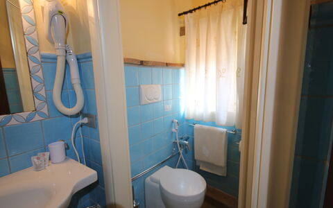 Residence Borgodamare: Gulvbelægning, Træ, Etage, Indretning, Badeværelsesvask, Sanitærarmatur, Badeværelse, Håndvask, Vvs, Værelse