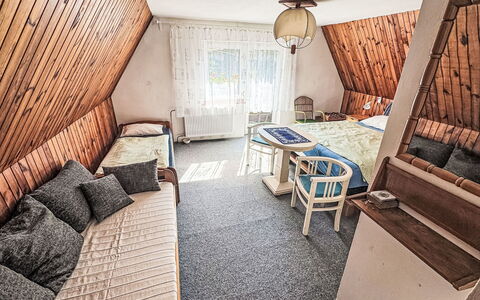 Chalet Helena: Træ, Møbel, Hjem, Soveværelse, Værelse, Seng, Sengetøj, Hårdttræ, Pude, Sengetøj
