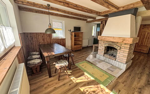 Chalet Helena: Gulvbelægning, Træ, Etage, Møbel, Loft, Indretning, Trægulve, Værelse, Hårdttræ, Bejdse