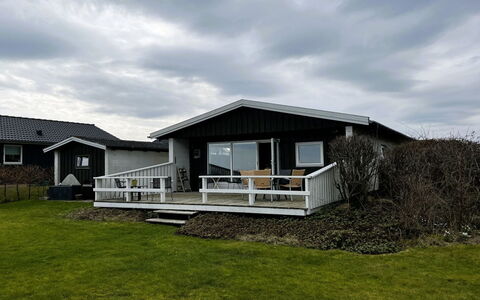 Edla - 35M from the Sea: Hus, Tag, Hjem, Sommerhus, Veranda, Estate, Sidespor, Gård, Stuehus, Backyard
