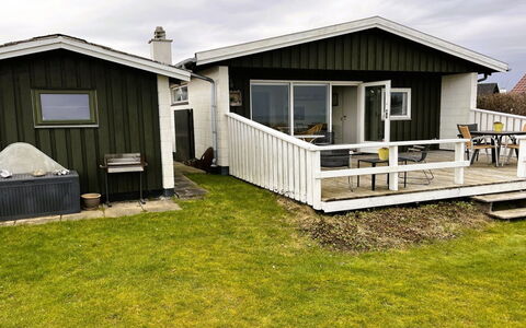 Edla - 35M from the Sea: Hus, Tag, Hjem, Boligområde, Sommerhus, Sidespor, Veranda, Land Lot, Dør, Lawn
