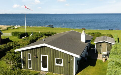 Edla - 35M from the Sea: Hus, Tag, Hjem, Boligområde, Sommerhus, Landskab, Land Lot, Estate, Lawn, Landscaping