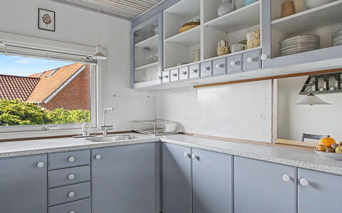 Edla - 35M from the Sea: Køkken, Køkkenvask, Countertop, Indretning, Cabinetry, Loft, Sanitærarmatur, Håndvask, Tap, Vvs