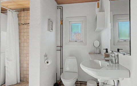 Edla - 35M from the Sea: Sanitærarmatur, Væg, Indretning, Gulvbelægning, Badeværelse, Håndvask, Etage, Badeværelsesvask, Loft, Toiletbræt