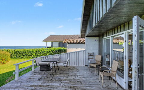 Edla - 35M from the Sea: Veranda, Altan, Sommerhus, Skygge, Dæk, Estate, Hårdttræ, Gelænder, Sidespor, Planke