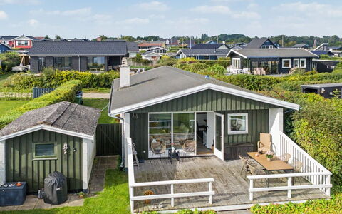 Edla - 35M from the Sea: Himmel, Møbel, Træ, Udendørs Møbler, Bord, Stol, Sky, Udendørs Bord, Hårdttræ, Planke