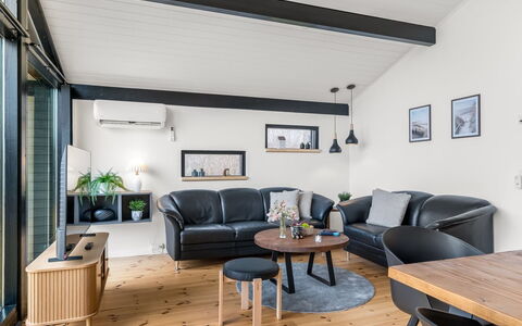 Gojko - from the Sea: Møbel, Indretning, Couch, Gulvbelægning, Loft, Træ, Stue, Etage, Belysning, Lysarmatur