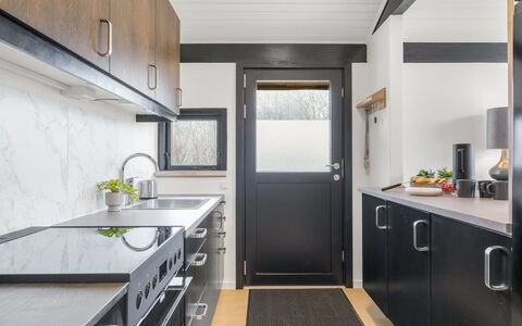 Gojko - from the Sea: Køkken, Køkken Apparat, Countertop, Større Bandage, Træ, Indretning, Cabinetry, Husholdningsapparat, Gulvbelægning, Sanitærarmatur