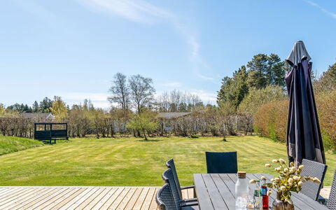 Gojko - from the Sea: Græs, Busk, Land Lot, Have, Skygge, Hårdttræ, Landscaping, Planke, Lawn