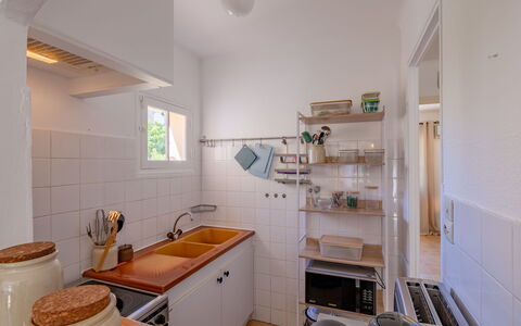 Les Minoux: Indretning, Gulvbelægning, Countertop, Sanitærarmatur, Loft, Etage, Køkken, Håndvask, Cabinetry, Værelse