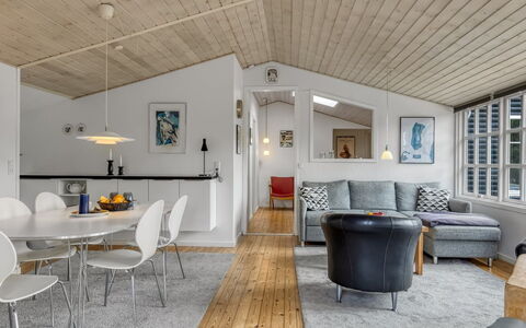 Momo - 2.8Km from the Sea: Træ, Loft, Indretning, Couch, Gulvbelægning, Stue, Møbel, Hjem, Etage, Værelse