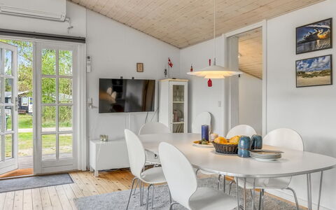 Momo - 2.8Km from the Sea: Møbel, Gulvbelægning, Indretning, Træ, Loft, Køkken & Spisebord, Etage, Spisestue, Hjem, Bord