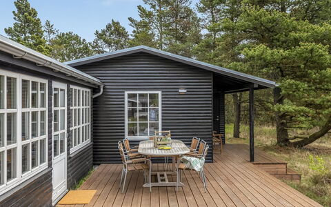 Momo - 2.8Km from the Sea: Træ, Sidespor, Hus, Sommerhus, Hjem, Tag, Dør, Veranda, Dæk, Bunddække