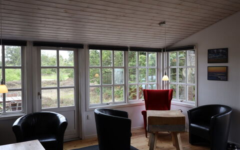 Momo - 2.8Km from the Sea: Møbel, Gulvbelægning, Træ, Indretning, Etage, Loft, Stol, Bord, Værelse, Trægulve