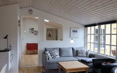Momo - 2.8Km from the Sea: Møbel, Couch, Træ, Indretning, Gulvbelægning, Etage, Stue, Værelse, Loft